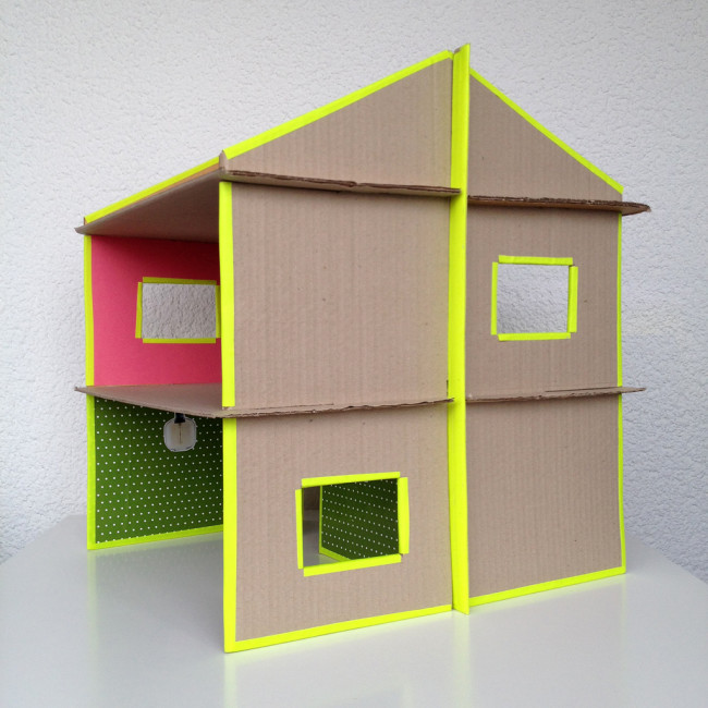 carboard slotted dollshouse 011