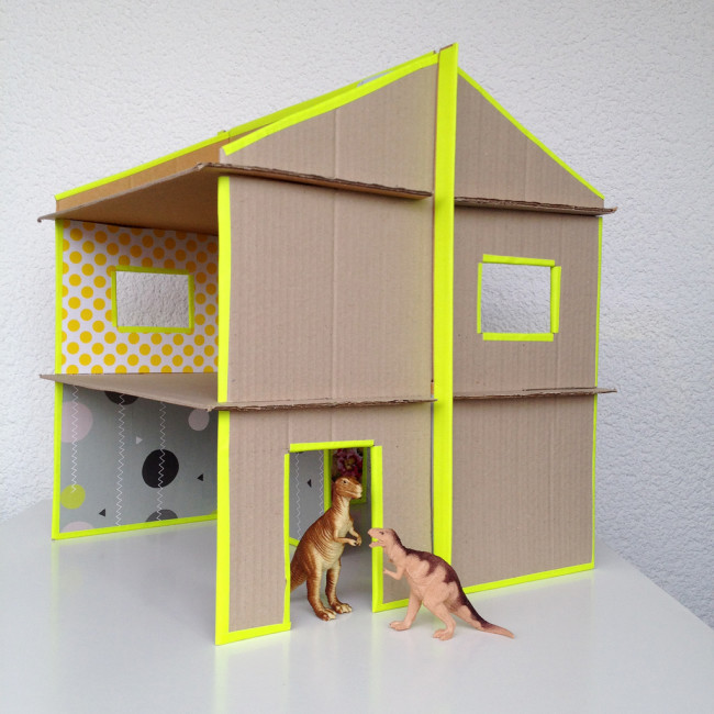 carboard slotted dollshouse 012