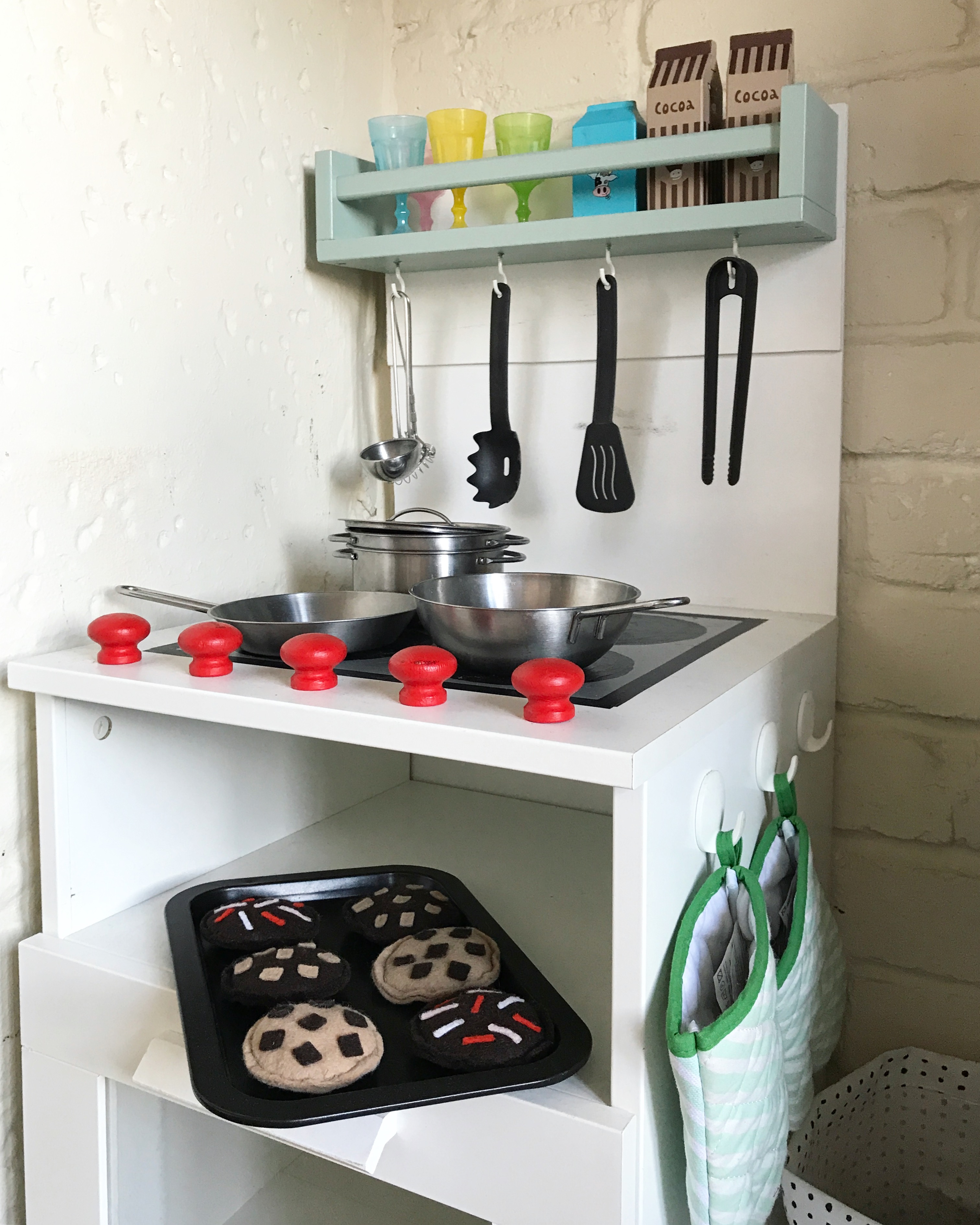 How to organize dishes for kids so they can find what they need