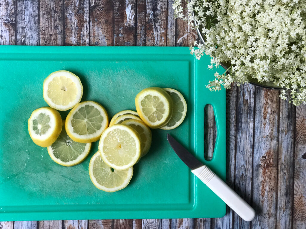 homemade elderflower cordial